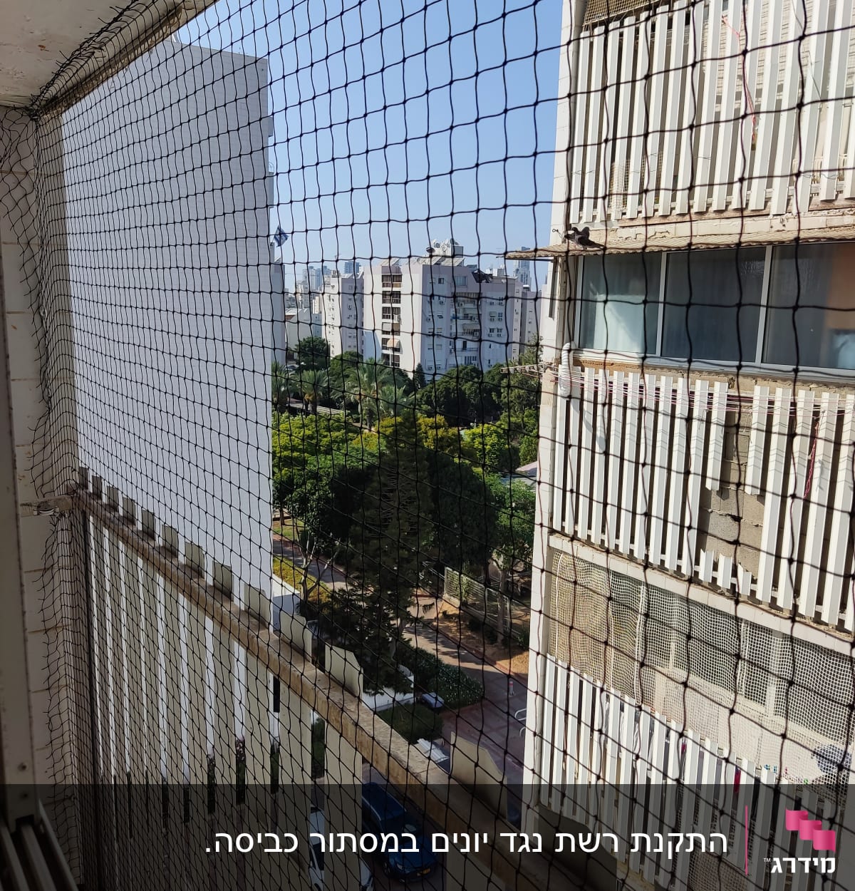 רשת מונעת כניסת יונים במרפסת בניין